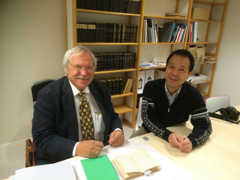 Her ser vi Torstein Sjøvold fra Sverige og Yoshikazu Uni med dagboken til Walby.