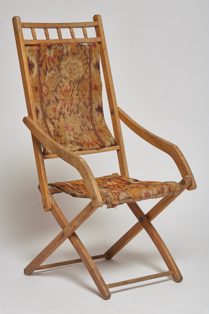 ammenleggbar stol, sete og rygg ar av stiff, og det er foret med stripete stoff