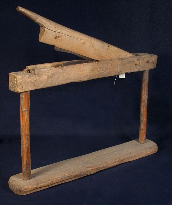 Omålad linbråka. Enkel uppfällbar ståndare med ett järn i, samt ett i underredet. Man skäktade linet. Daterad 1776.