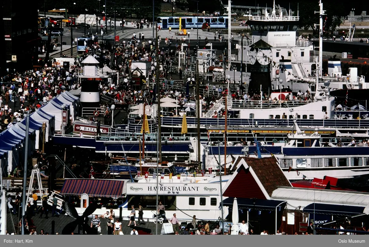Aker Brygge, båter, lektere, friluftsrestauranter, mennesker, Nesoddbåt, trikk