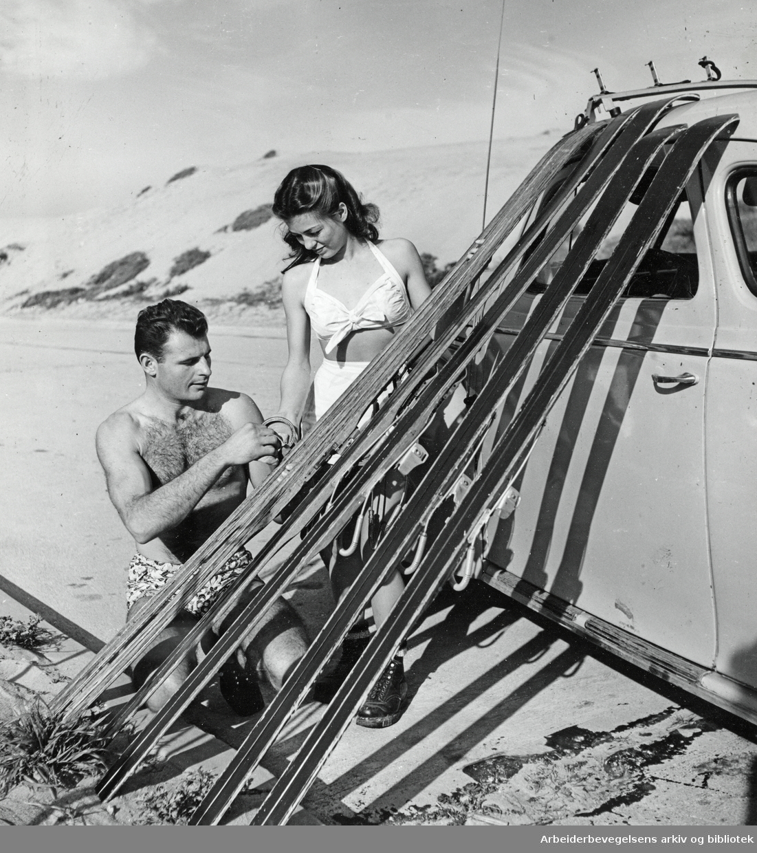 Peter Nootebaum og Barbara Cooper fra Santa Monica på sandskitur i El Segundo-ørkenen utenfor Los Angeles. Udatert. Arbeidermagasinet/Magasinet for Alle