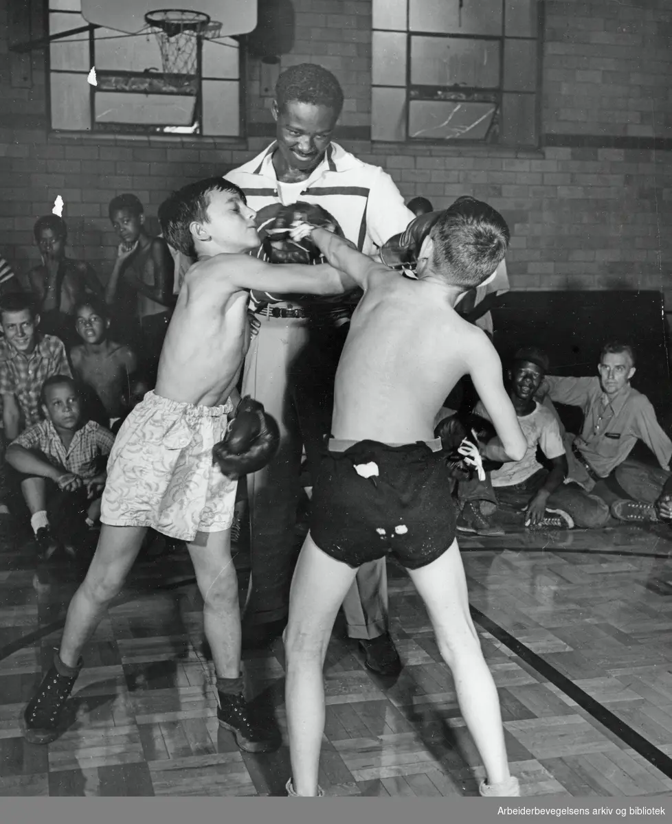 Ezzard Charles (1921–1975). Amerikansk proffbokser og verdensmester i flere vektklasser. På bildet trener han mulige talenter på Lincoln Interracial Community Center i Cincinatti. 1949. Arbeidermagasinet/Magasinet for Alle