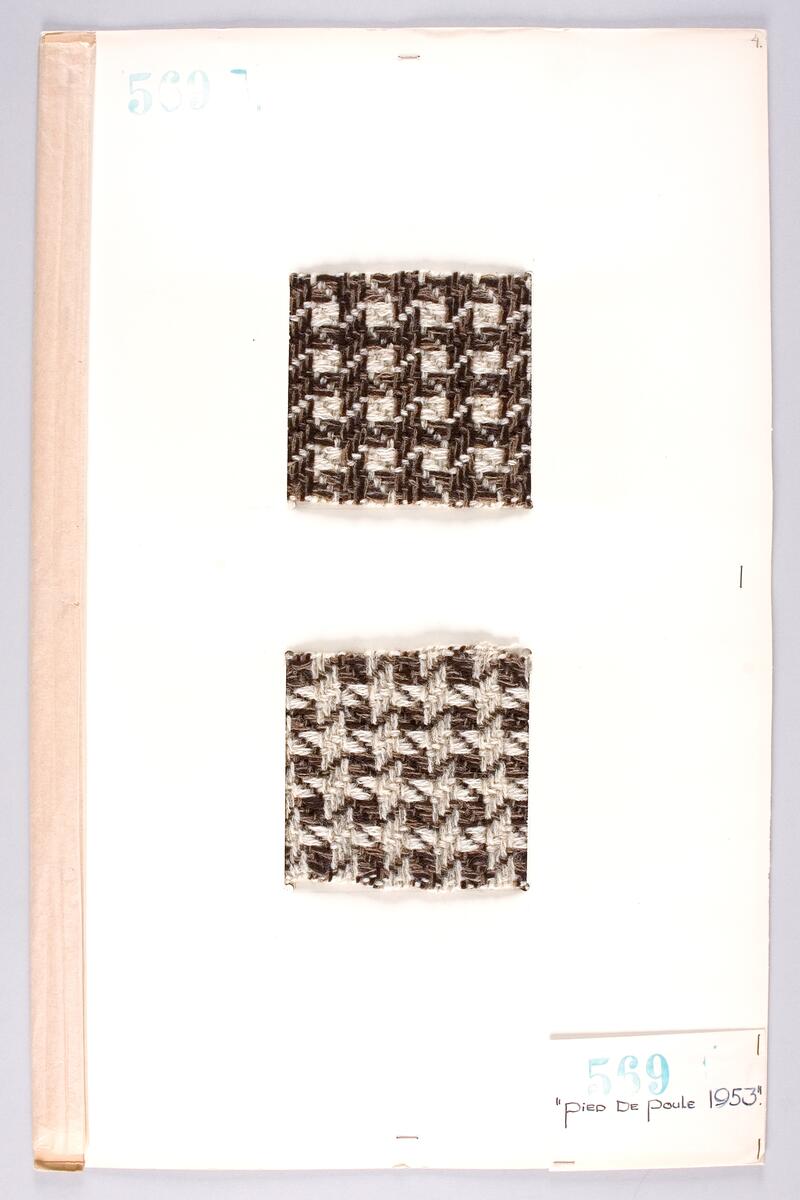 Åtta montage i mapp med knytband. Förslag till ulster tyg: Hundtandsliknande mönstringar i grå toner och marin, grönt, rött, brunt och gulbrunt, 12x10 cm 10 st. Skiss i blått, vitt och natur, 42x43 cm. Hundtandsliknande mönster och randmönster i grå toner och marin, 22x17 cm. Mönster i grå toner och rött, grönt 22x20 cm 2 st. Mönster i grå toner och mörkbrunt, gulbrunt 22x19 cm 2 st.