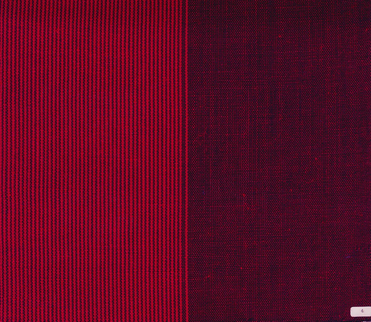 Breda ränder tyget avsett för dukar. Textilprover i fem färgställningar, 30x30 cm. Garnprover. Tre montage.