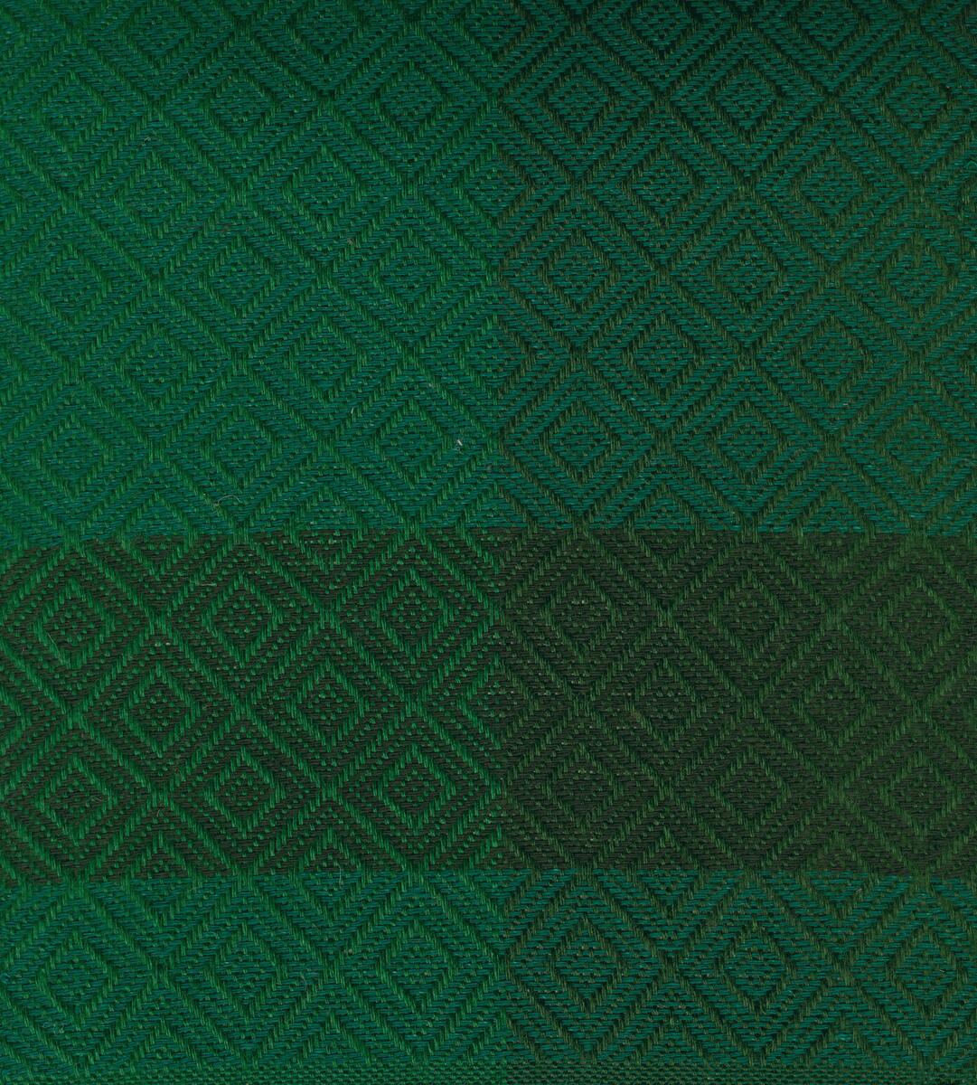 Breda ränder i två nyanser grönt med våffelliknande mönster, tygprover i nio färgställningar, 35x29 cm.Garnprover. 4 montage, noteringar.