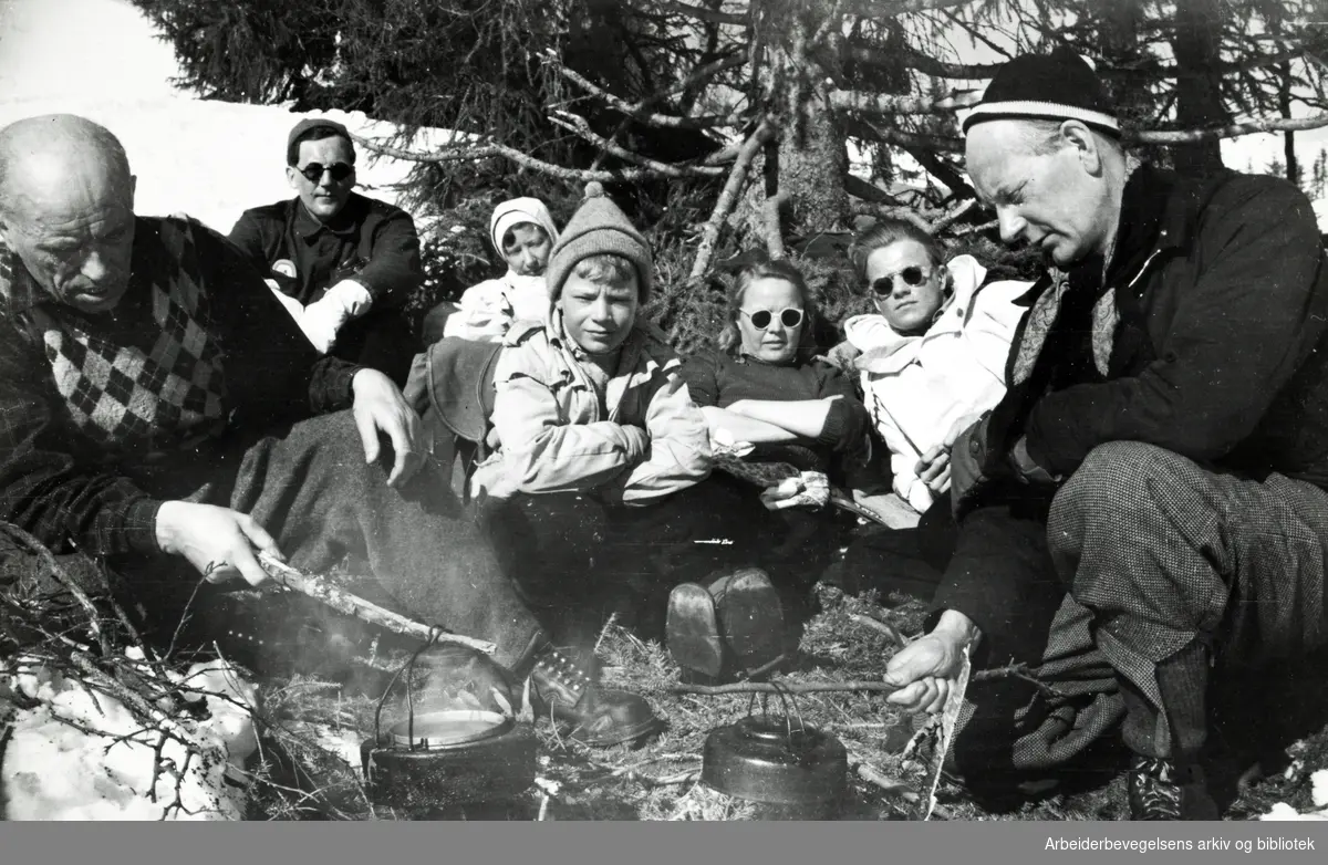 Tranmæl-gjengen har møtt Gerhardsen-familien på rasteplassen på påsketur i Gålå-traktene i 1947. Martin Tranmæl og Einar Gerhardsen lager kaffe. Fra venstre: Martin Tranmæl, Ola Stigum, Werna og Truls Gerhardsen, Aud Linderud, Arne Hjelm-Nilsen og Einar Gerhardsen.