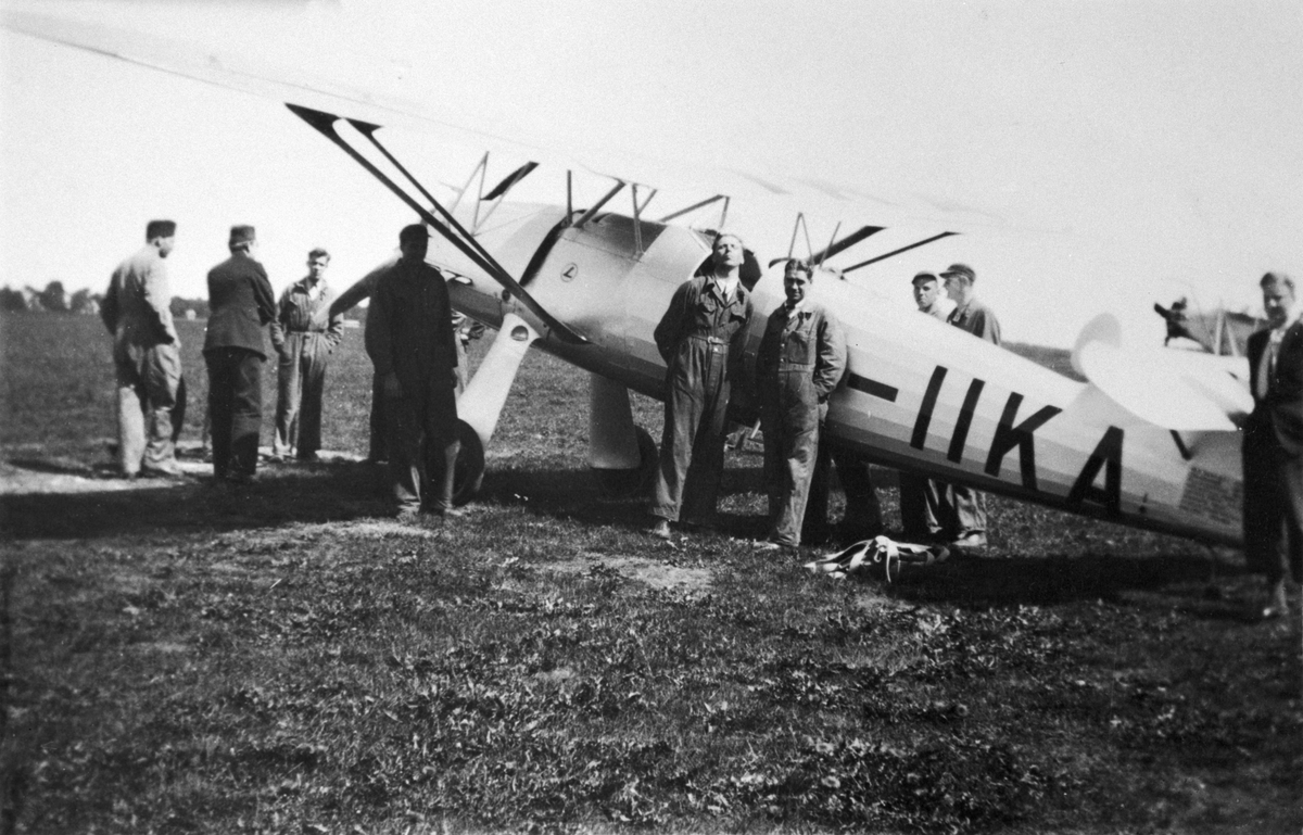 Tyskt jaktflygplan Focke-Wulf Fw 56 V-2 A märkt D-IIKA på besök på Malmen, i maj 1936. I samband med ILIS-utställningen och invigningen av Bromma flygplats. Folksamling runt flygplanet.