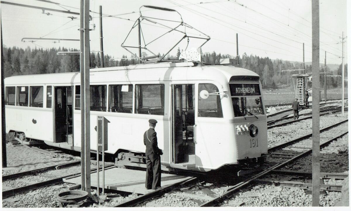 Oslo Sporveier, B1 191, krossingen på Jar. ØBB Athenæum-skilt. Konduktør sikrer krysset.