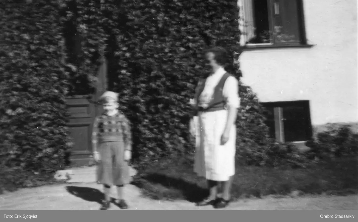Kvinna och barn utanför Längbrohemmet