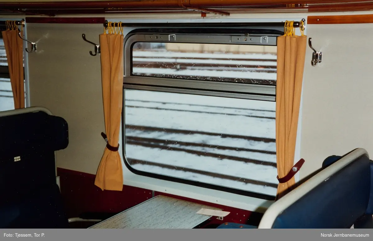 Interiør i motorvogn BM68A 17. Vognen har fått montert nye vinduer, tilsvarende som i type 69