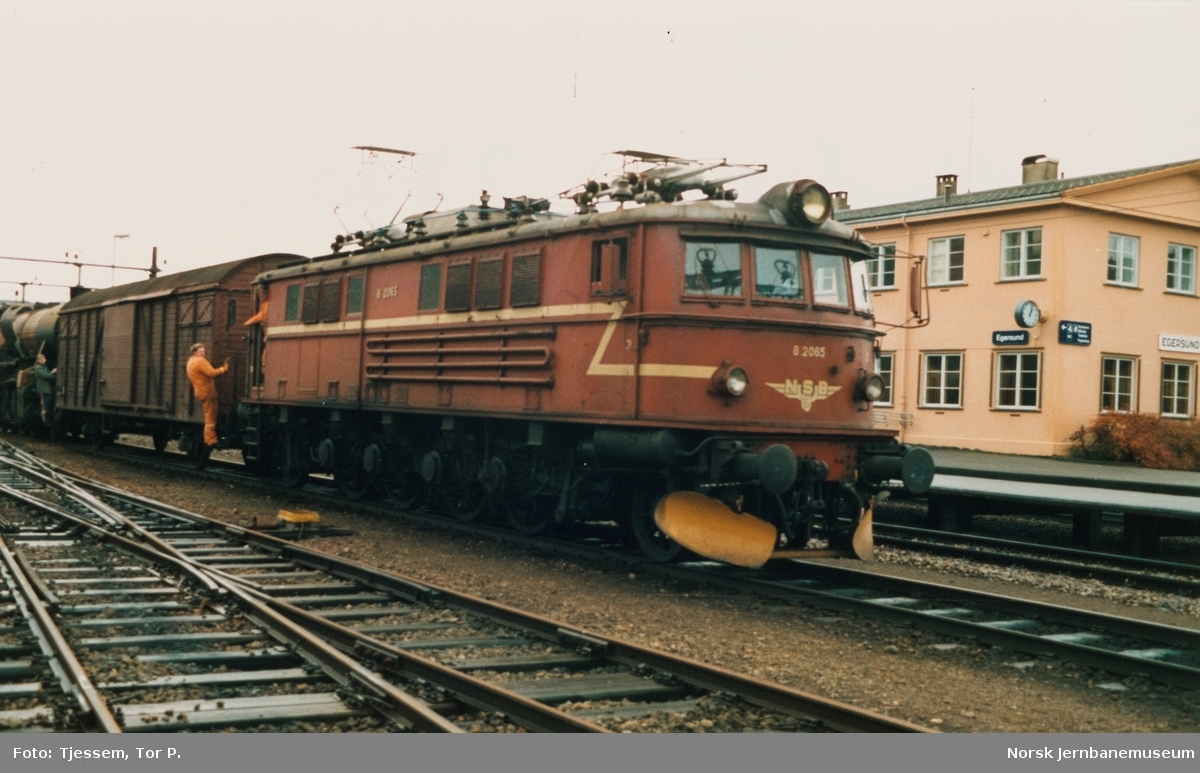Elektrisk lokomotiv El 8 2065 på Egersund stasjon