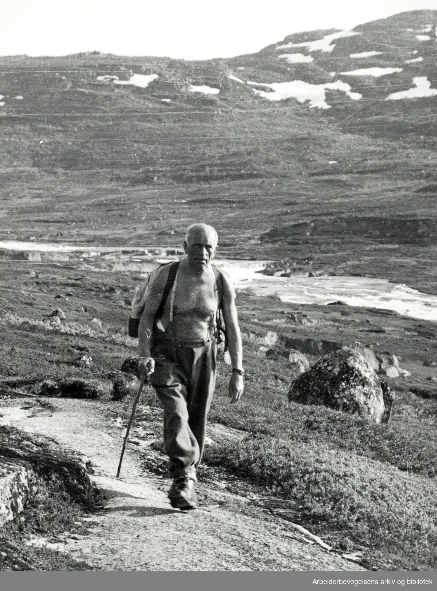 Martin Tranmæl på tur langs elven Veig i Hardangervidda, 1952.