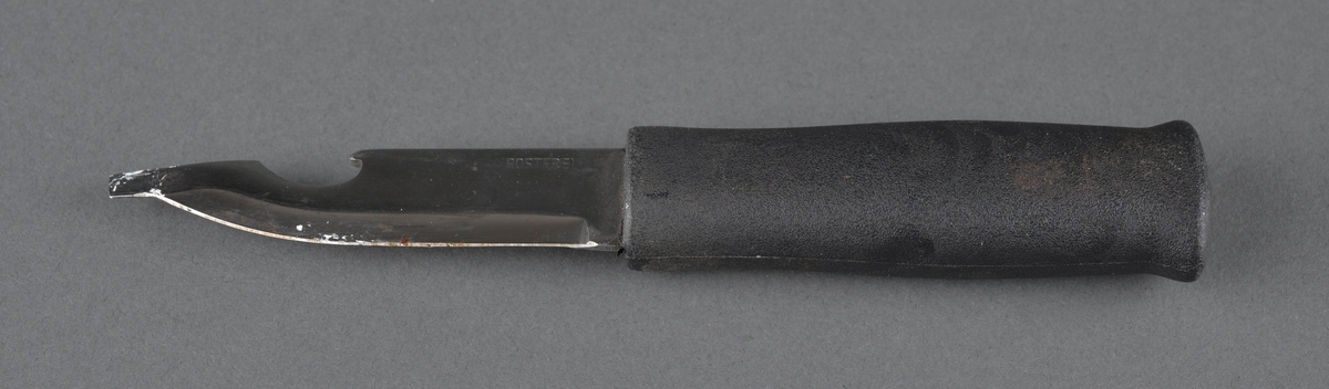 Kniv i rustfritt stål med hakk i oversiden og butt spiss