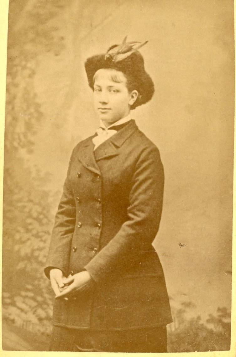 Kabinettsfotografi av en ung kvinna.