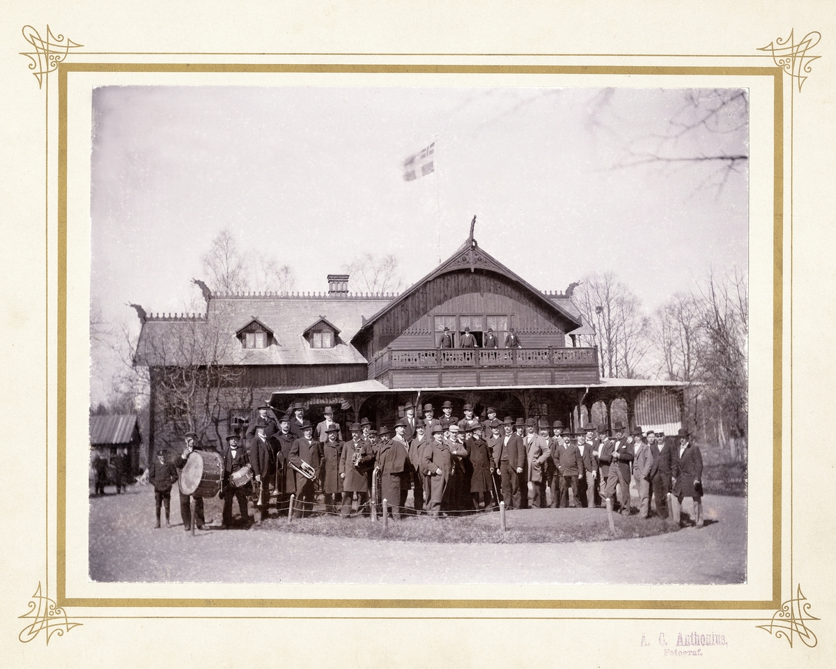 En okänd förening med några musikanter har samlats utanför värdshuset på Evedal en vacker vårdag,
ca 1900.