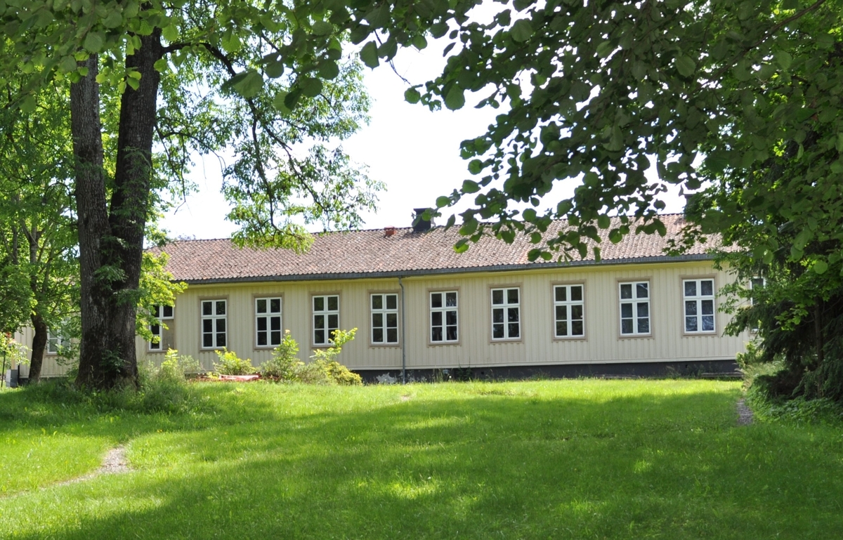 Nordre fløy til anlegget Søndre Brekke gård. Byggherre var Statsraad Niels Aall. Bygningen sto ferdig i 1813. Bygget i empirestil.