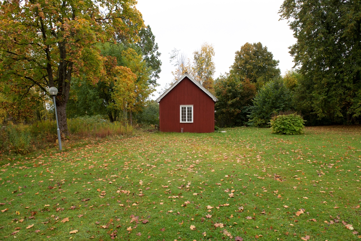 Fotografierna visar Sillegårdens byggnader, i detalj och helhet, och gårdsbilden.