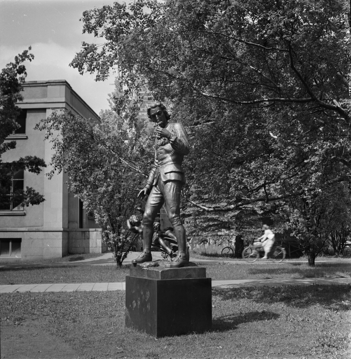 Staty av Carl von Linné skapad av Carl Eldh, Carolinaparken, Uppsala