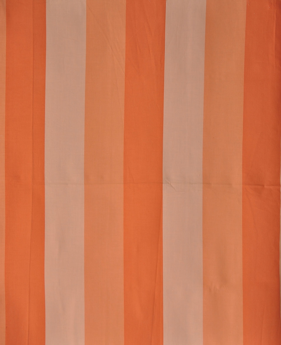 Bomullstyg, 1960-talet.
Beklädnadstyg på 90 cm bredd, randigt mönster i olika orange nyanser.
Otvinnat garn.
Krafig appretur.
