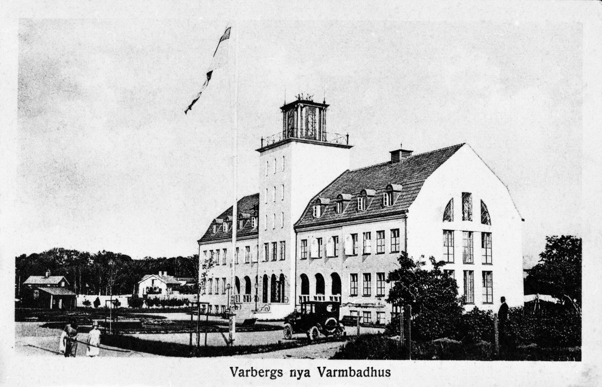 Vykort, två olika versioner av samma fotografi föreställande Varbergs nya varmbadhus, som stod klart 1925. Det äldre låg nere vid vattnet medan detta förlades vid Strandgatan. En bil står parkerad framför badhuset.