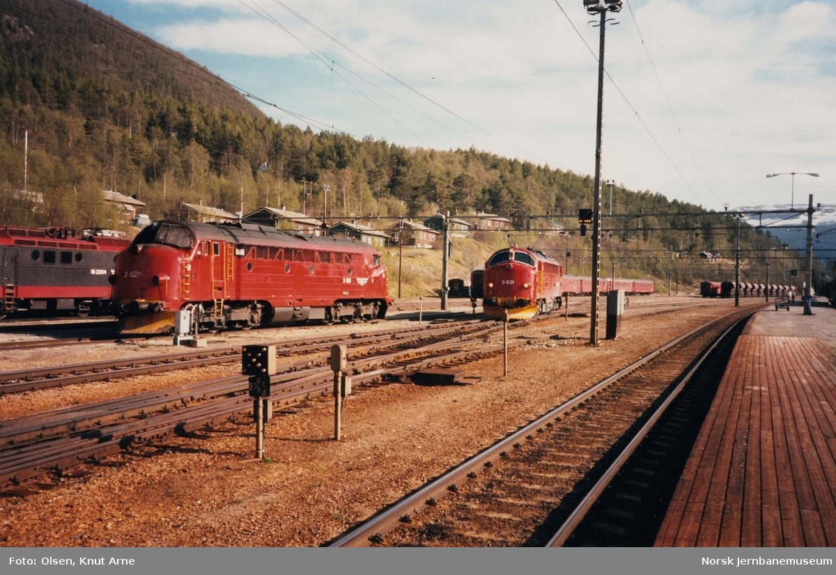 Dombås stasjon. Fra venstre elektrisk lokomotiv El 16 2204 og diesellokomotivene Di 3 621 og 631