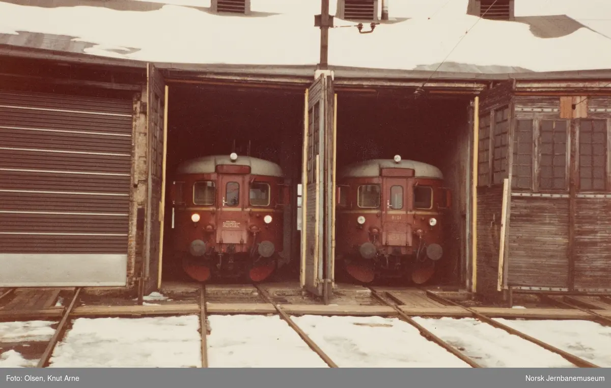 Dieselmotorvogn BM 91 07 og BM 91 01 i lokomotivstallen på Kongsberg med persontog fra Rødberg til Kongsberg, tog 592, ved Selsteigen holdeplass