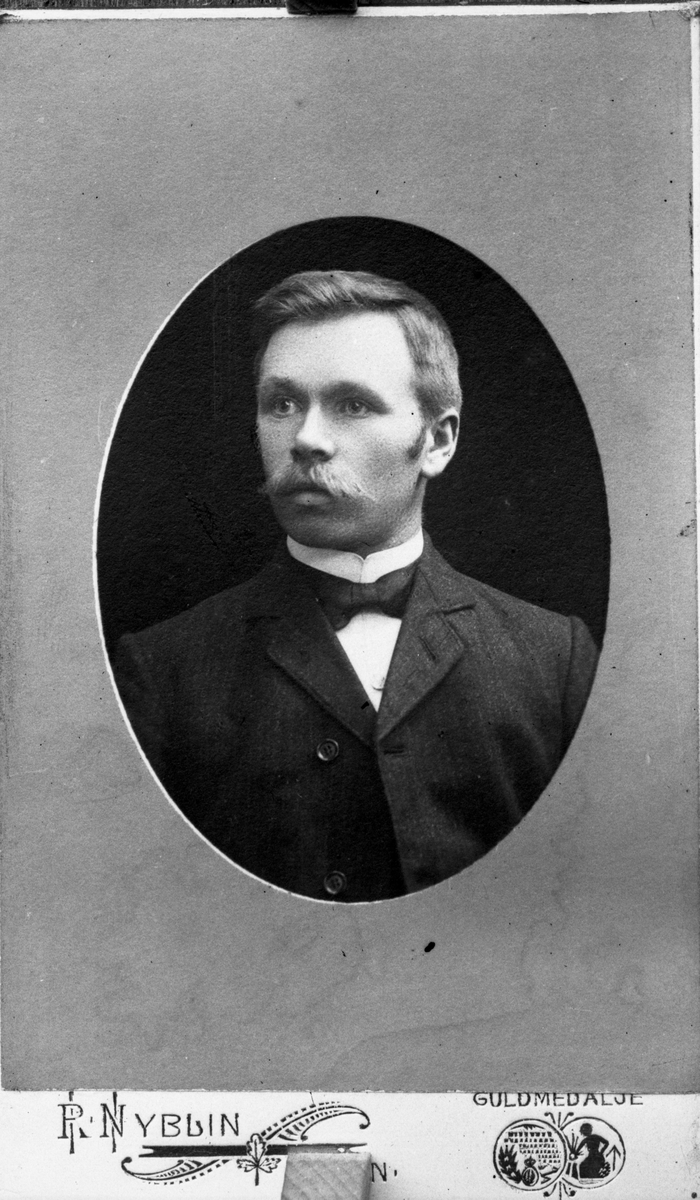 Portrett av mann. Peder Romsdalen? (1887)

Fotosamling etter fotograf og skogsarbeider Ole Romsdalen (f. 23.02.1893).