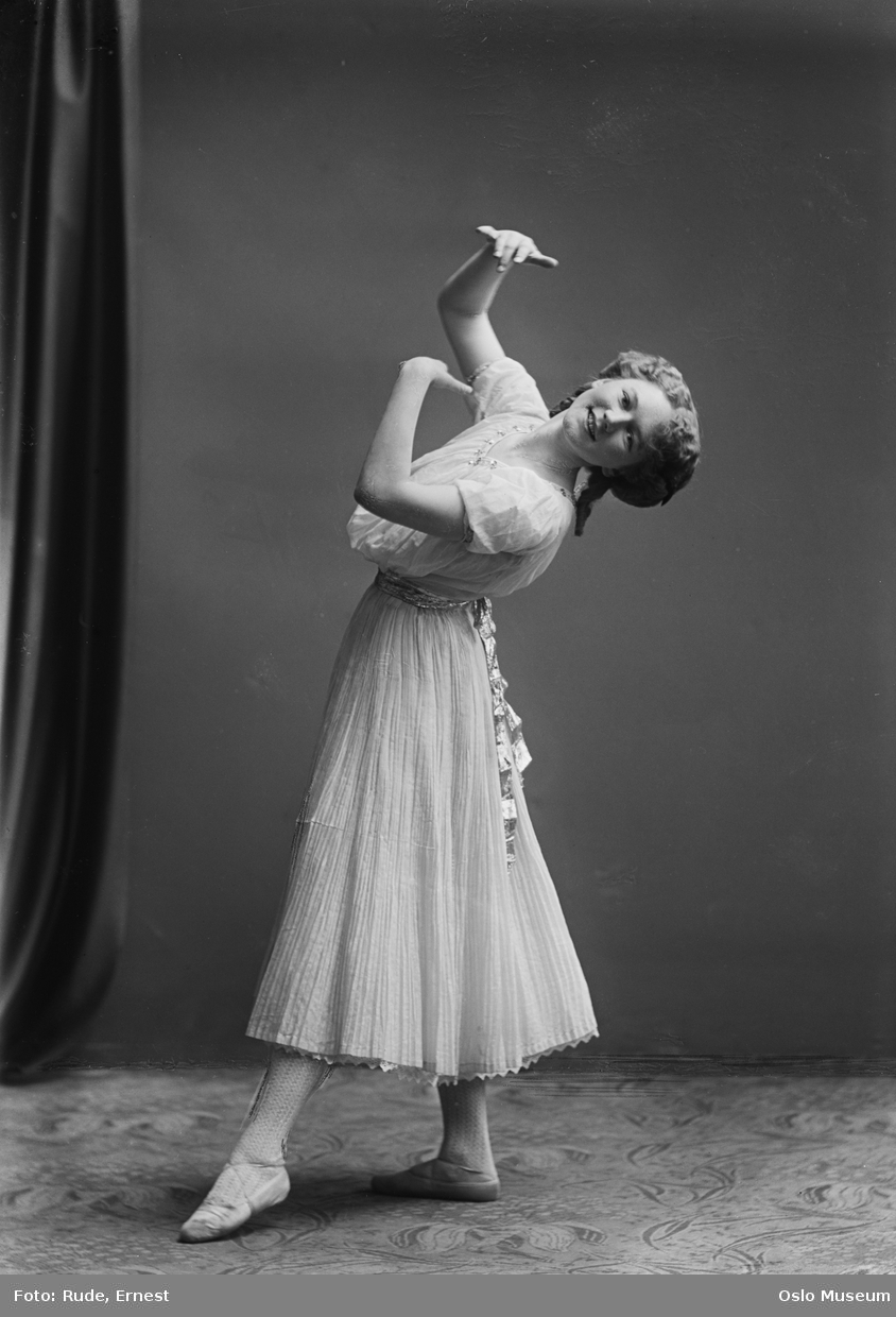 portrett, kvinne, stående helfigur, dansepositur, ballettsko