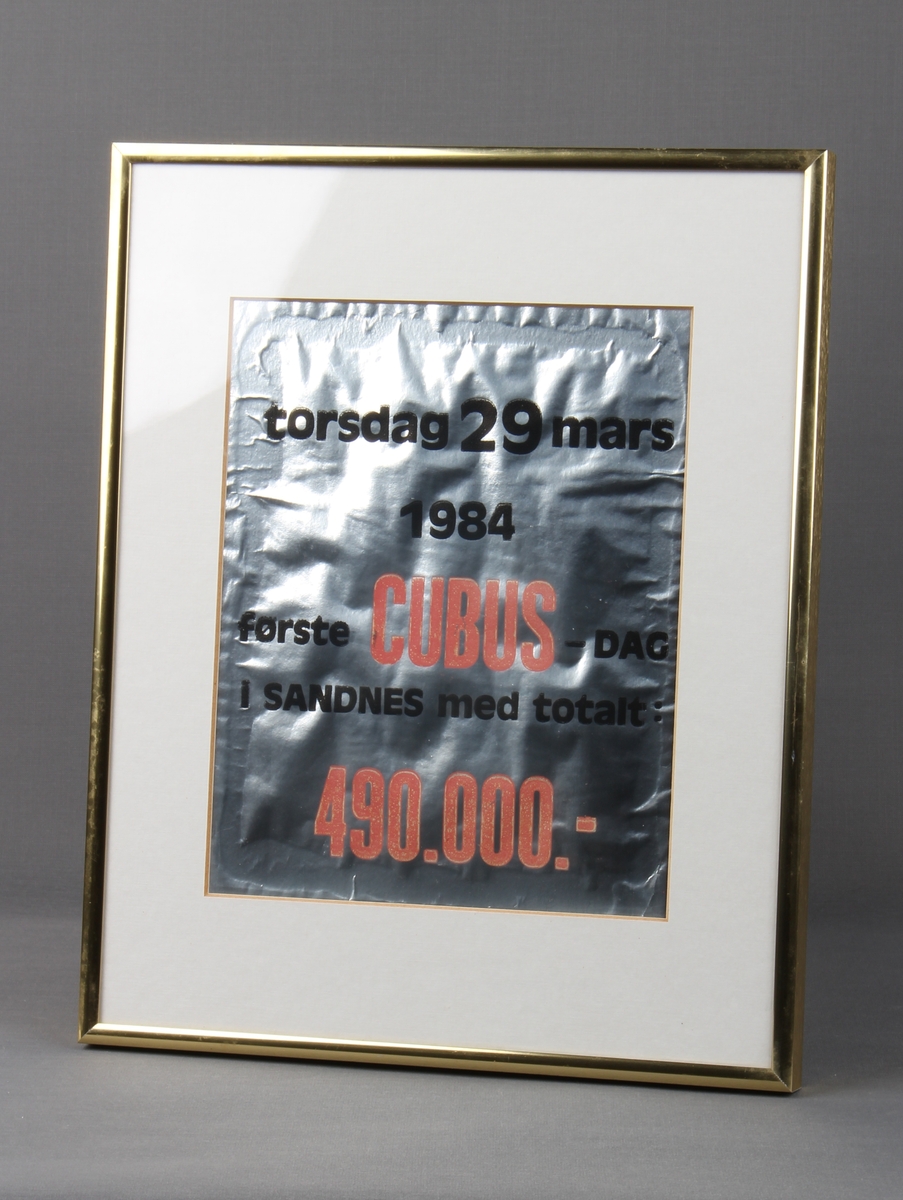 Oppslag i ramme til minne om salgsresultatet av første Cubus-dag i Sandnes, 1984.
