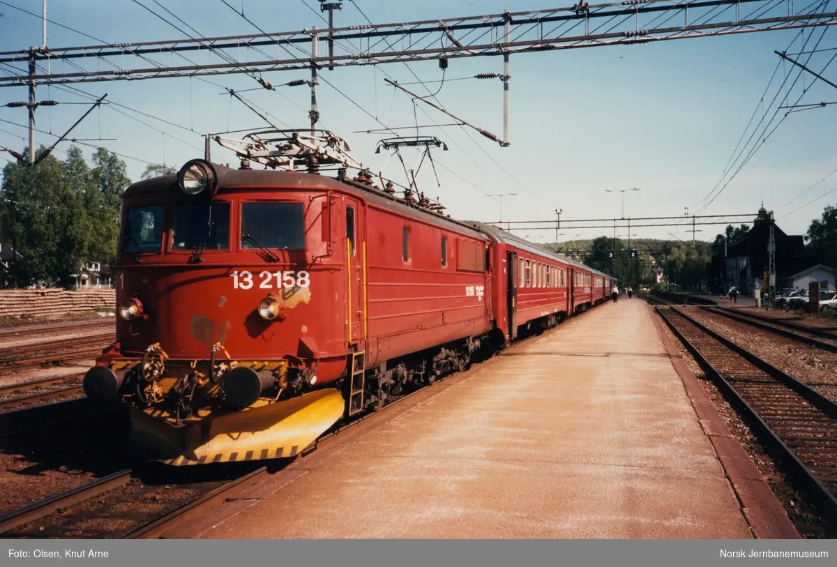 Elektrisk lokomotiv El 13 2158 med persontog på Kongsberg stasjon