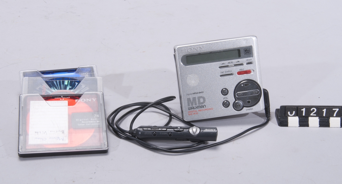 Minidisc spelare i plast med diskett
Tillbehör: 3st MD skivor.