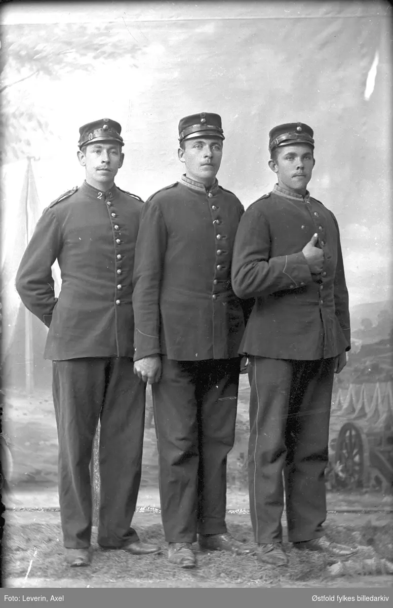Portrett av ukjente  soldater i uniform. Militær fotobakgrunn,