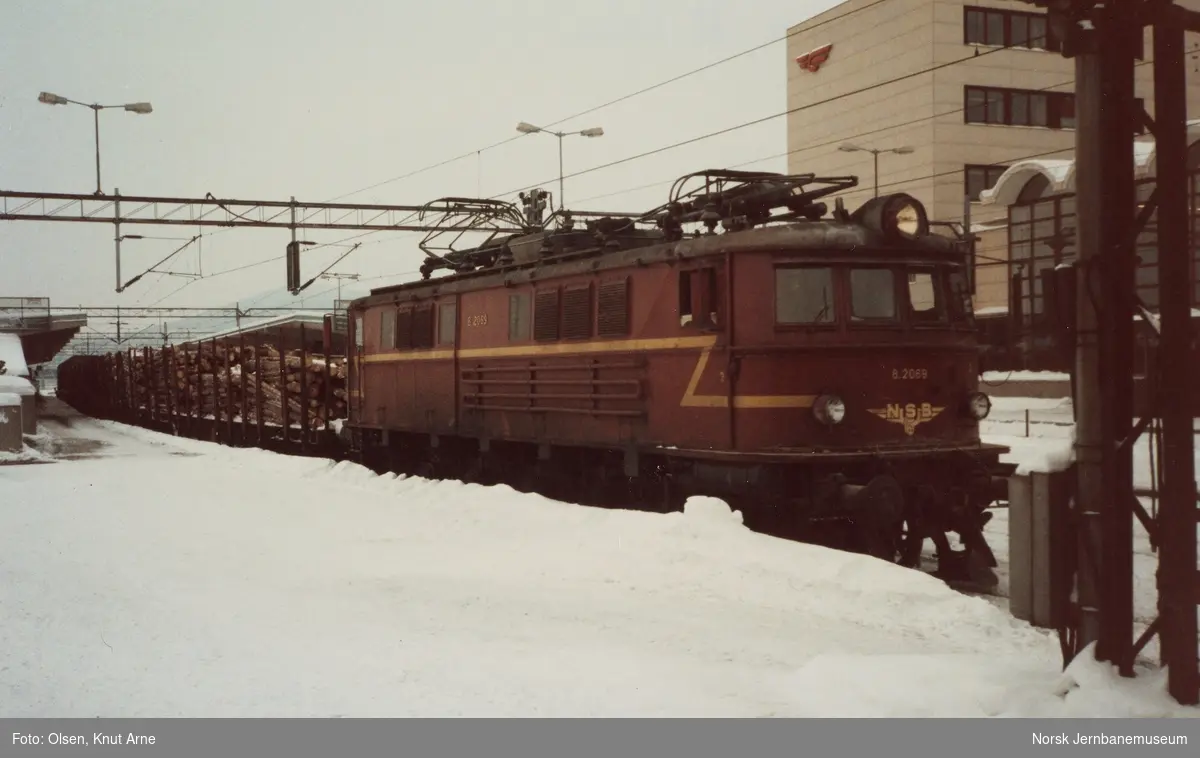 Elektrisk lokomotiv El 8 2069 med ekstra godstog til Skien på Drammen stasjon
