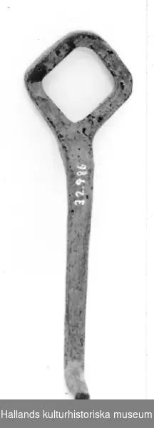 Enkelnyckel (Skruvnyckel, ringnyckel) för fyrkantiga bultar/muttrar, av stål. Längd 22 cm. Bredd 6 cm. 
