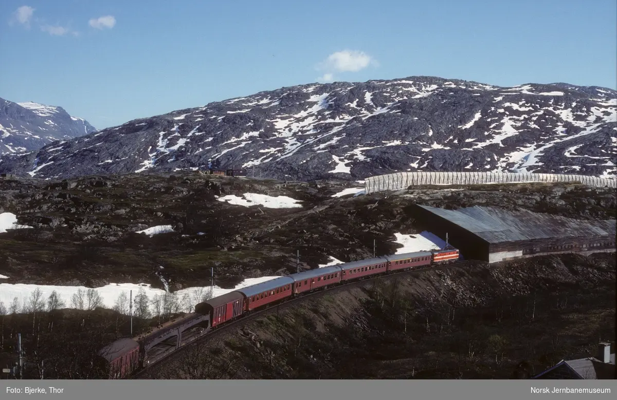 Persontog 3583 til Kiruna trukket av svensk elektrisk Rc4-lokomotiv i nærheten av Bjørnfjell