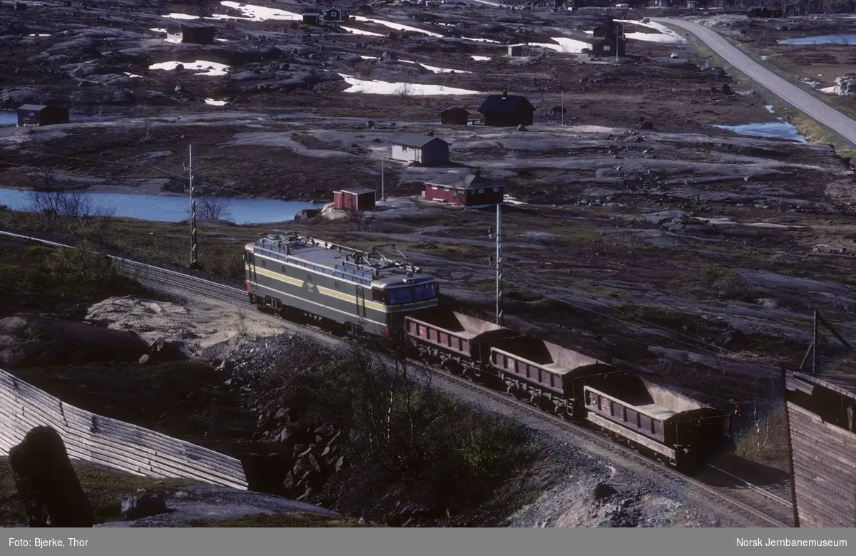 Elektrisk lokomotiv El 15 med arbeidstog i nærheten av Bjørnfjell