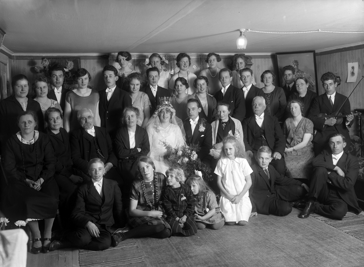 Trångt i stugan blev det när bröllopsgästerna samlades runt de nyvidga för fotografering. Dessvärre förmedlar fotografens register varken tid, plats eller personernas namn. Dock hände det sannolikt i Linköping omkring 1930.