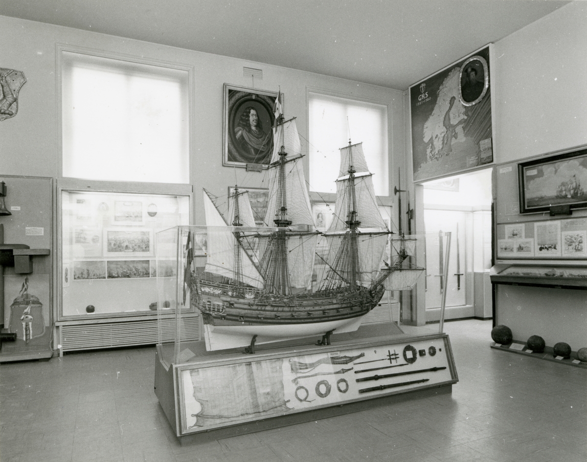Utställning i Örlogsavdelningen. Översiktsbild av Vasarummet med fartygsmodellen AMARANT i förgrunden.