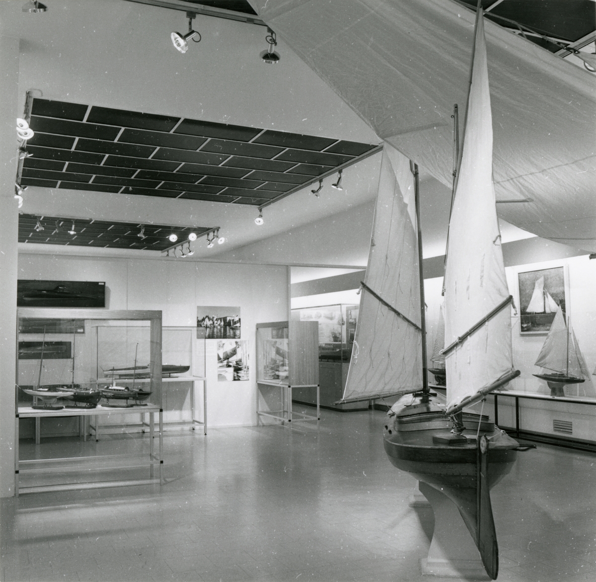 Utställningen "Fritidsbåtar på museum". Utställningsinteriör med segelkanoten CARMEN och fartygsmodeller.