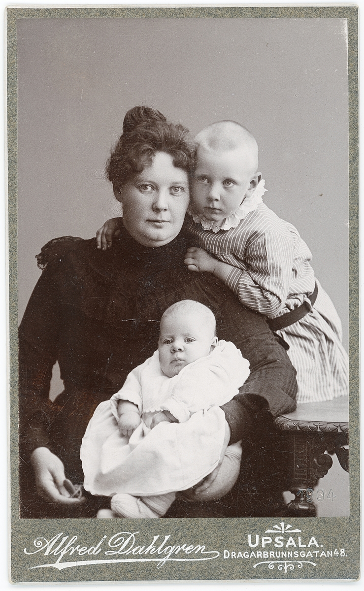 Kabinettsfotografi - en kvinna med två barn, Uppsala 1904