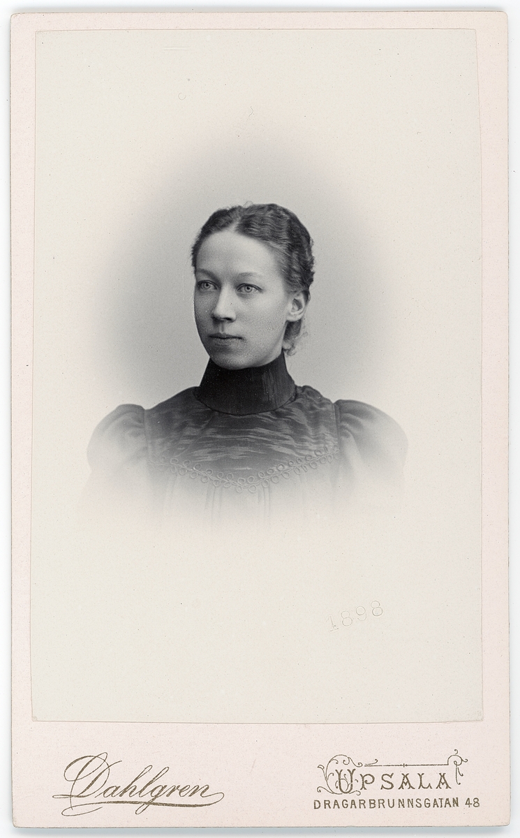 Kabinettsfotografi - kvinna, Uppsala 1898