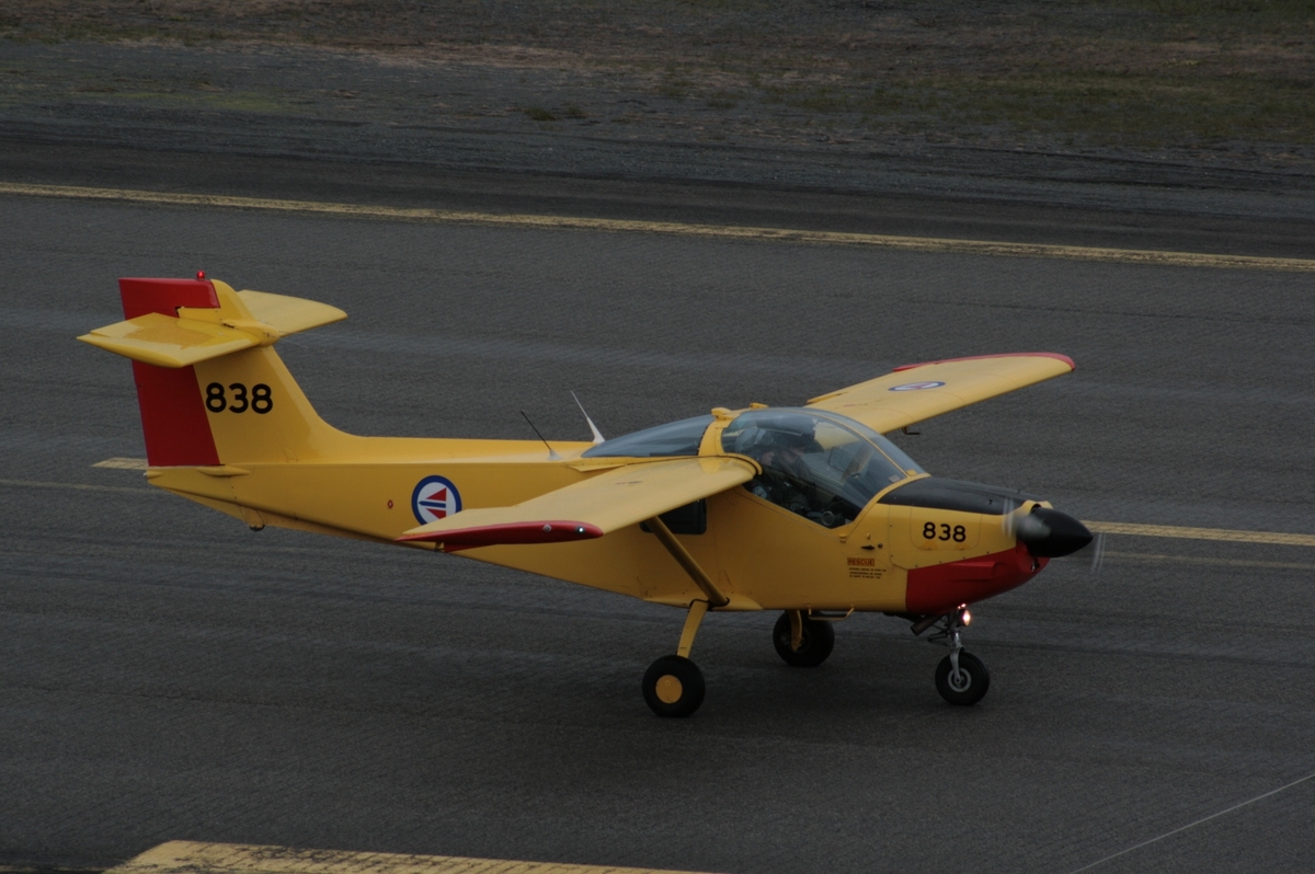 Et skolefly fra Luftforsvaret, en Saab MFI-15 Safari nr. 838, på Narvik flyplass.