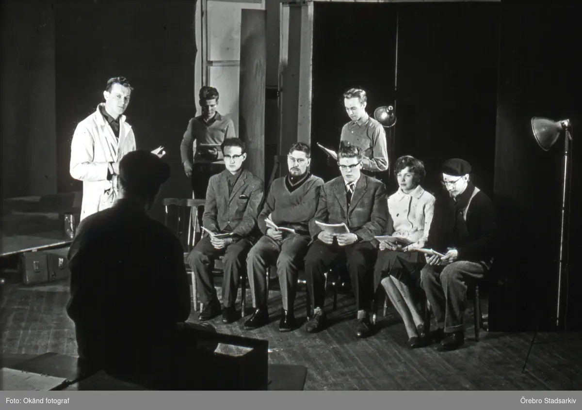 Repetition av pjäs

Stående från vänster: okänd, okänd, okänd. Sittande från vänster okänd, Carl-Olof Steen, okänd, okänd, okänd. Okänd man med ryggen mot kameran