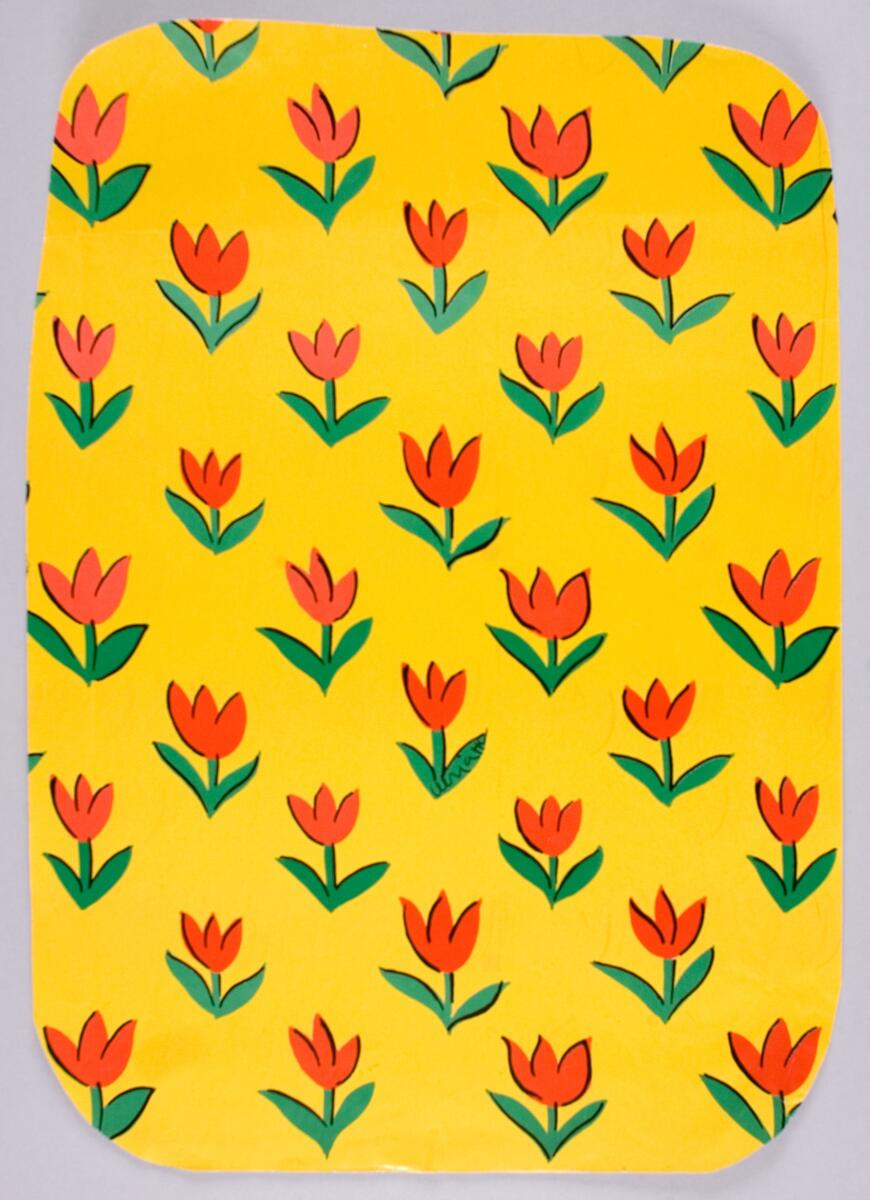 Skisser till brickdekorer av tulpaner och andra blommor i rött, gult, blått, svart. 10 st, 5 st är utklippta.6 st kopior. 6 st olika mallar till brickor. 8 st foton. 3 handlingar med förklaringar.