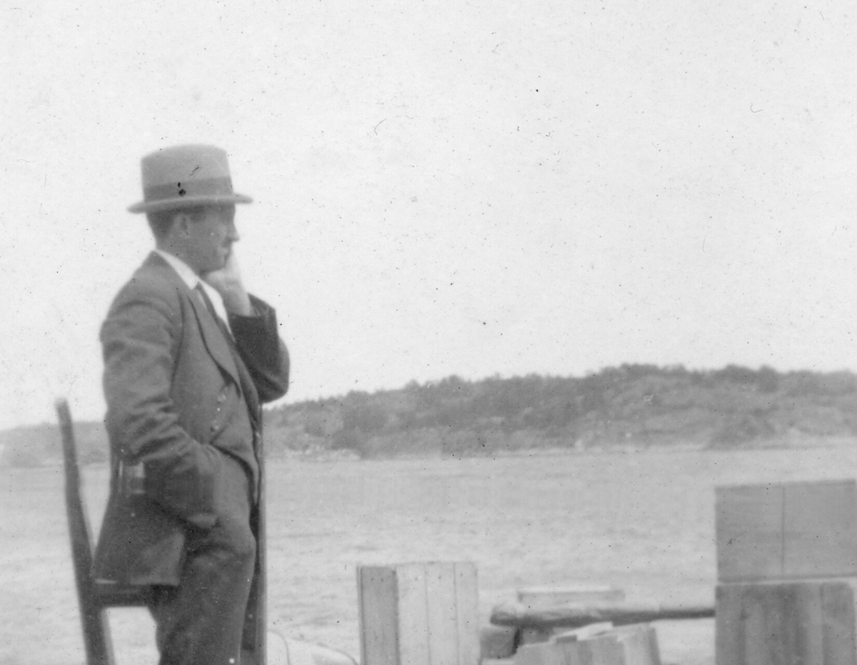 Portrettfoto av Lars Andreas Terjesen på ein båt.  Bildet er frå Risør i 1919.  