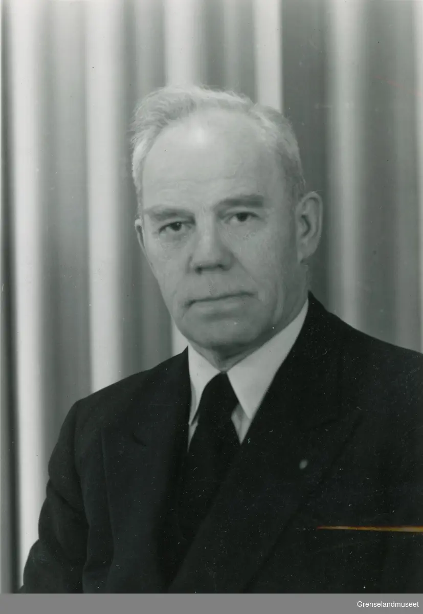 Portrett av Peder Nikolai Nikodemussen. Lensmann i Kirkenes i perioden 1950-1967. 