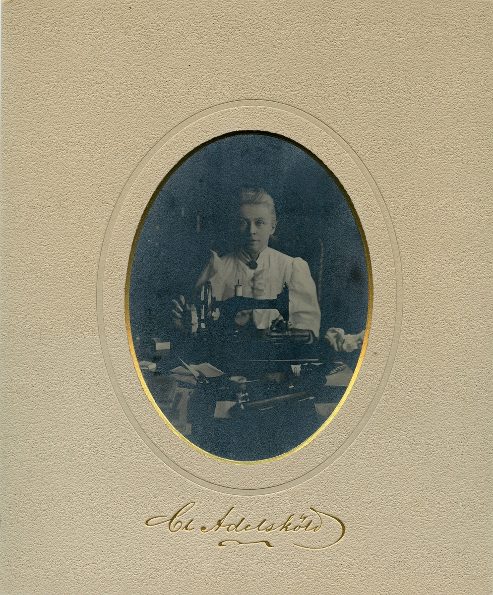 Porträtt av Gustafva Adelsköld (f. Brolin) (1844-1940). Troligen fotograferat av hennes man Claes Adelsköld.