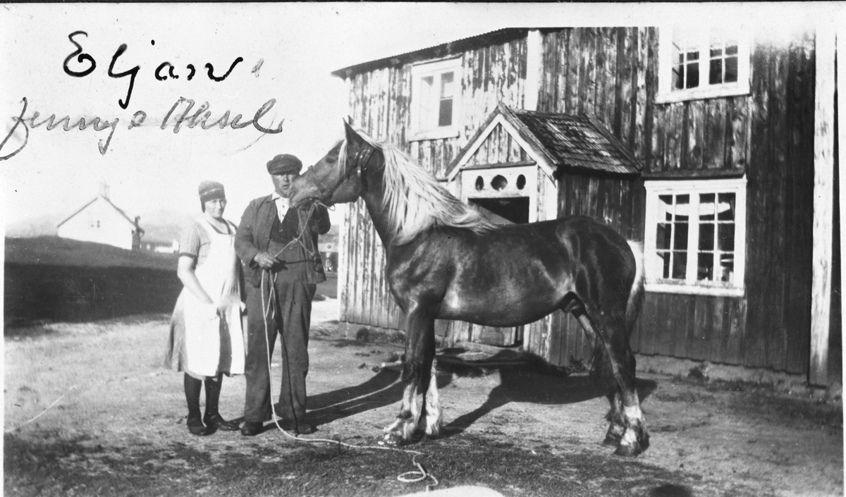 En hest og to personer utenfor huset til Karl Hellem, Val