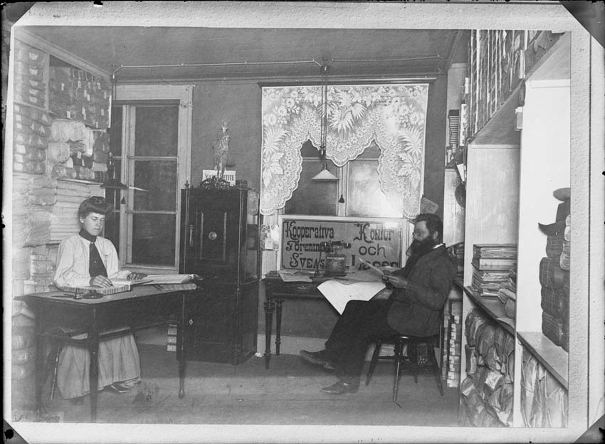 Interiör från Kooperativa föreningen Sveas kontor, Västerås. C:a 1908-1910.