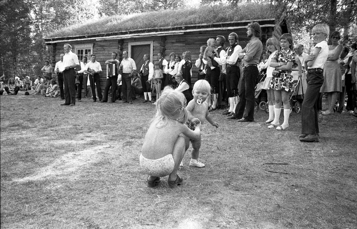 Liv i stuene 1975. Engerdølene på Tynsettunet.
(Foto: A. Eckhoff).